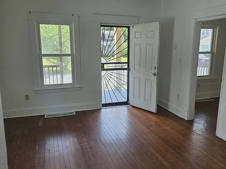 13413 Coath Ave — Photo 2
