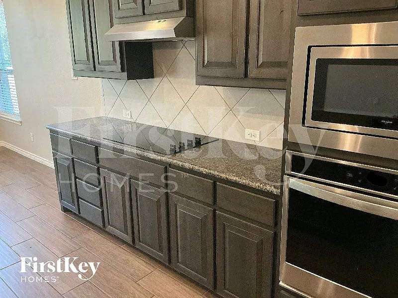 3 bed, 2.0 bath, 2267 sqft, $3,060 — Photo 3