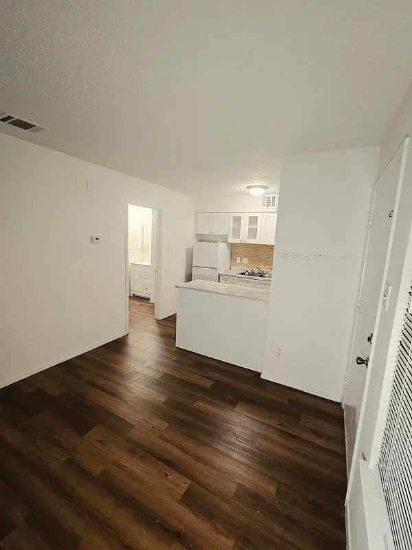 1 bed, 1.0 bath, 500 sqft, $800 — Photo 1