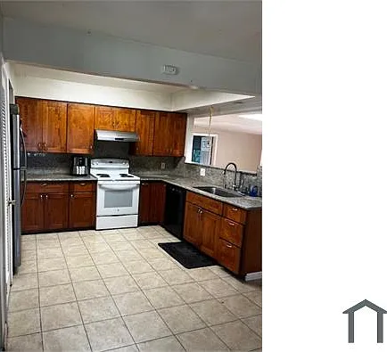 1042 Chapel Hill Way — Photo 2