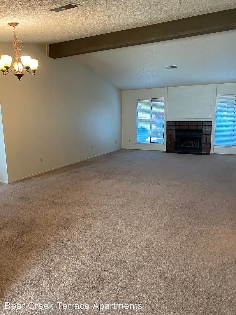 2932 R St photo 1