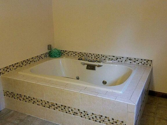 Upstairs bath, jacuzzi