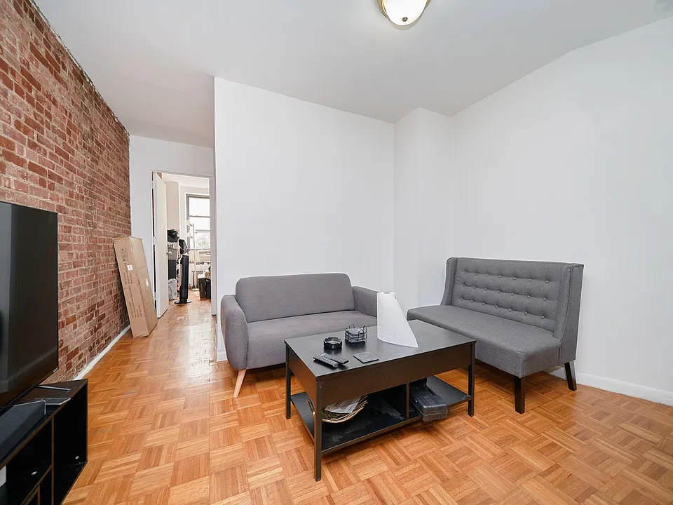 335 W 43rd St #3A