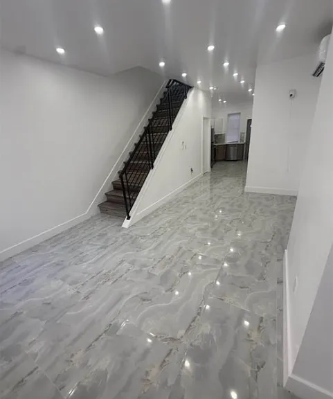 534 N Hobart St — Photo 2