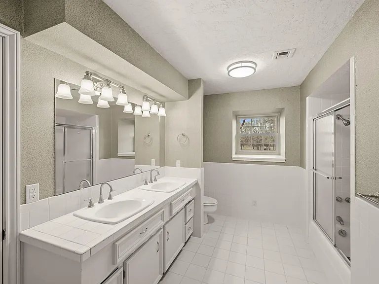 13835 Jarvis Rd — Photo 24