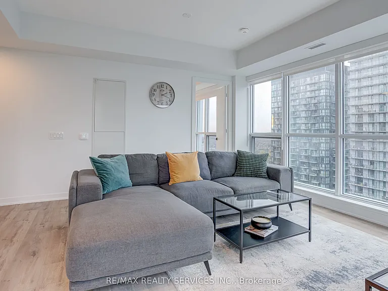 327 King St W #4106 — Photo 16