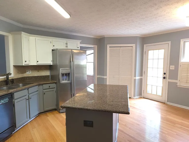736 Jamie Way NE — Photo 7