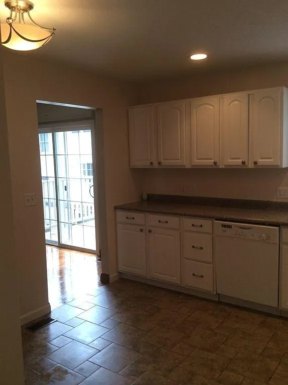 3 bed, 2.5 bath, 2129 sqft, $1,800 — Photo 4