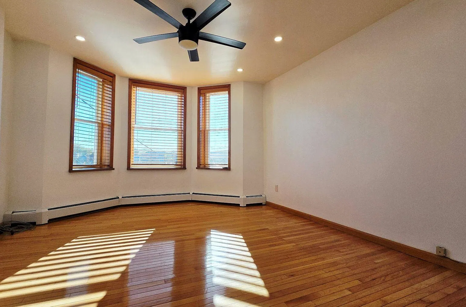 2 bed, 1.0 bath, $3,100 — Photo 3