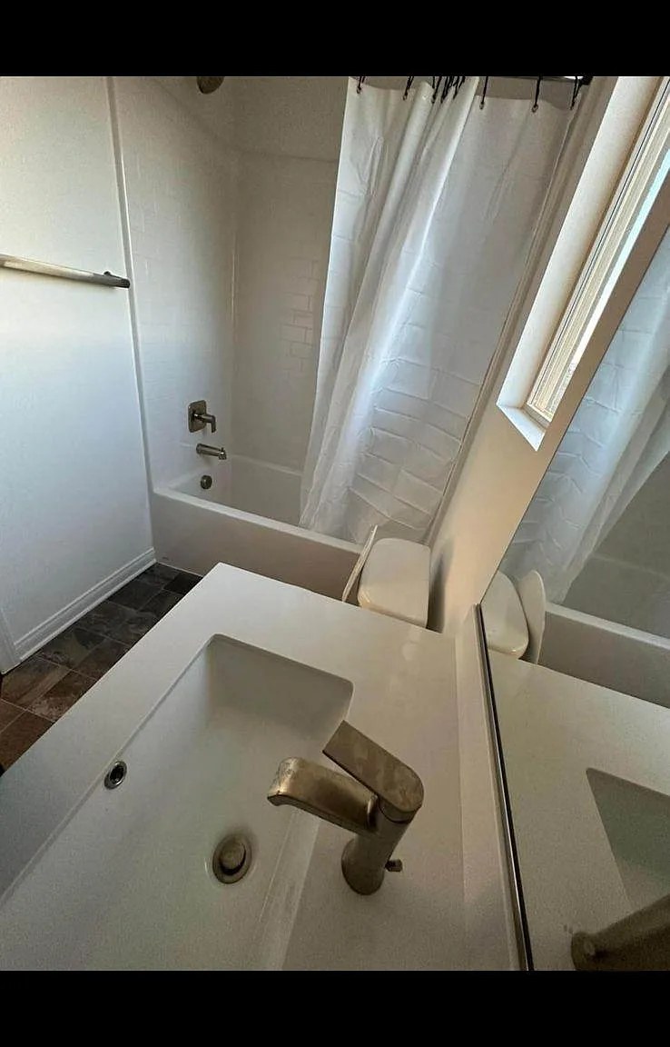 3 bed, 3.0 bath, 2801 sqft, $1,434 — Photo 3