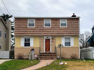 31 Avalon Rd, Hewlett, NY 11557