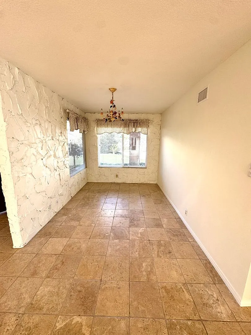 Spacious Single Story Ondulando home on a cul-de-sac. — Photo 4