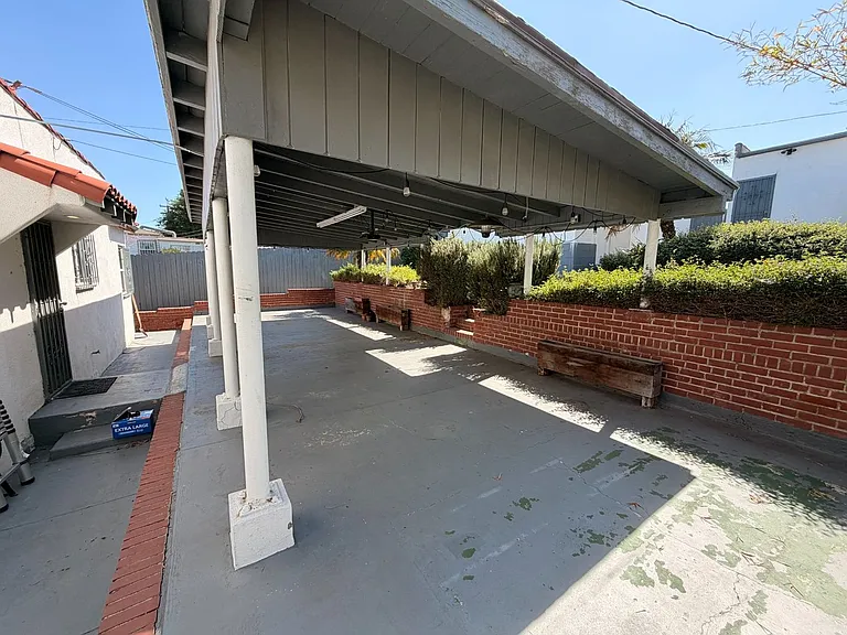 586 E Fairview Blvd — Photo 19
