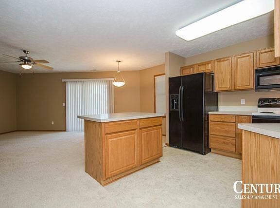 4th image of 560 Lakeside Dr #45