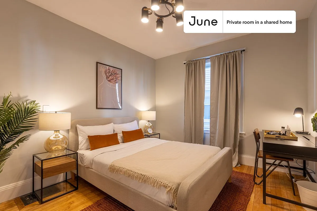 Queen bedroom in 4 bed/2 bath home in Savin Hill #329 B — Photo 1