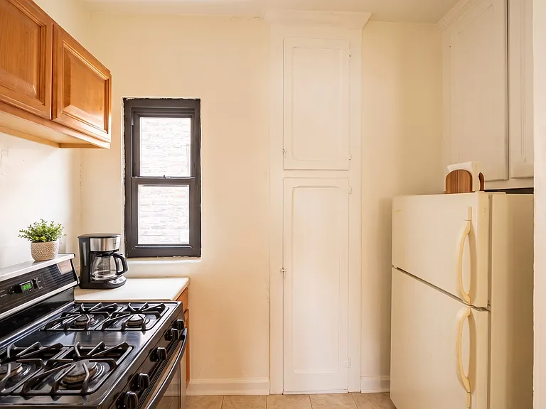 240 E 24th St #4G — Photo 5