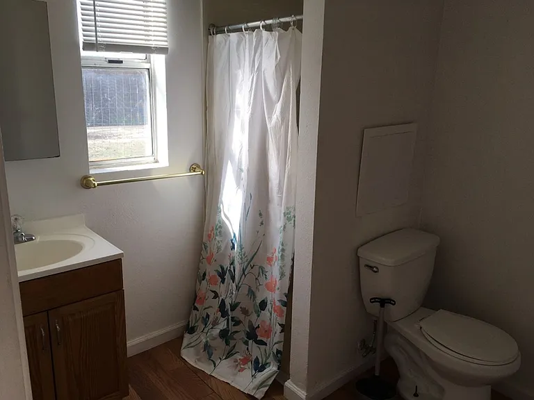 2435 Lakeshore Blvd — Photo 8