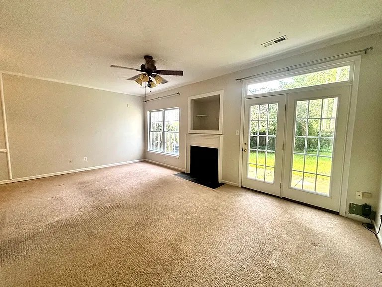 2307 Charing Cross Rd — Photo 10