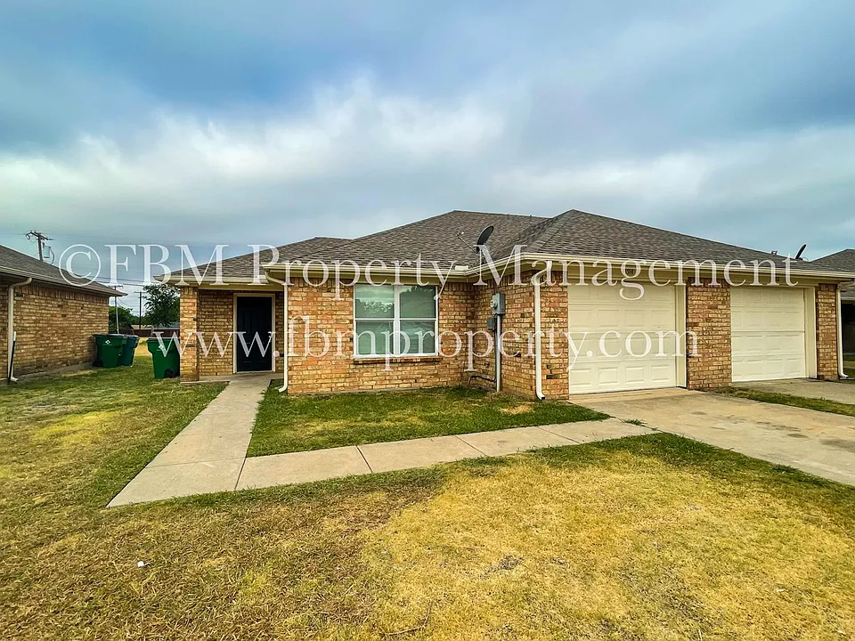 1514 Drexal Dr - Cozy 3 Bedroom, 2 Bathroom Brick Duplex Home in Waxahachie, TX!