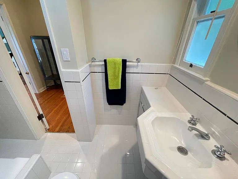 2285 N Beachwood Dr #5 — Photo 35