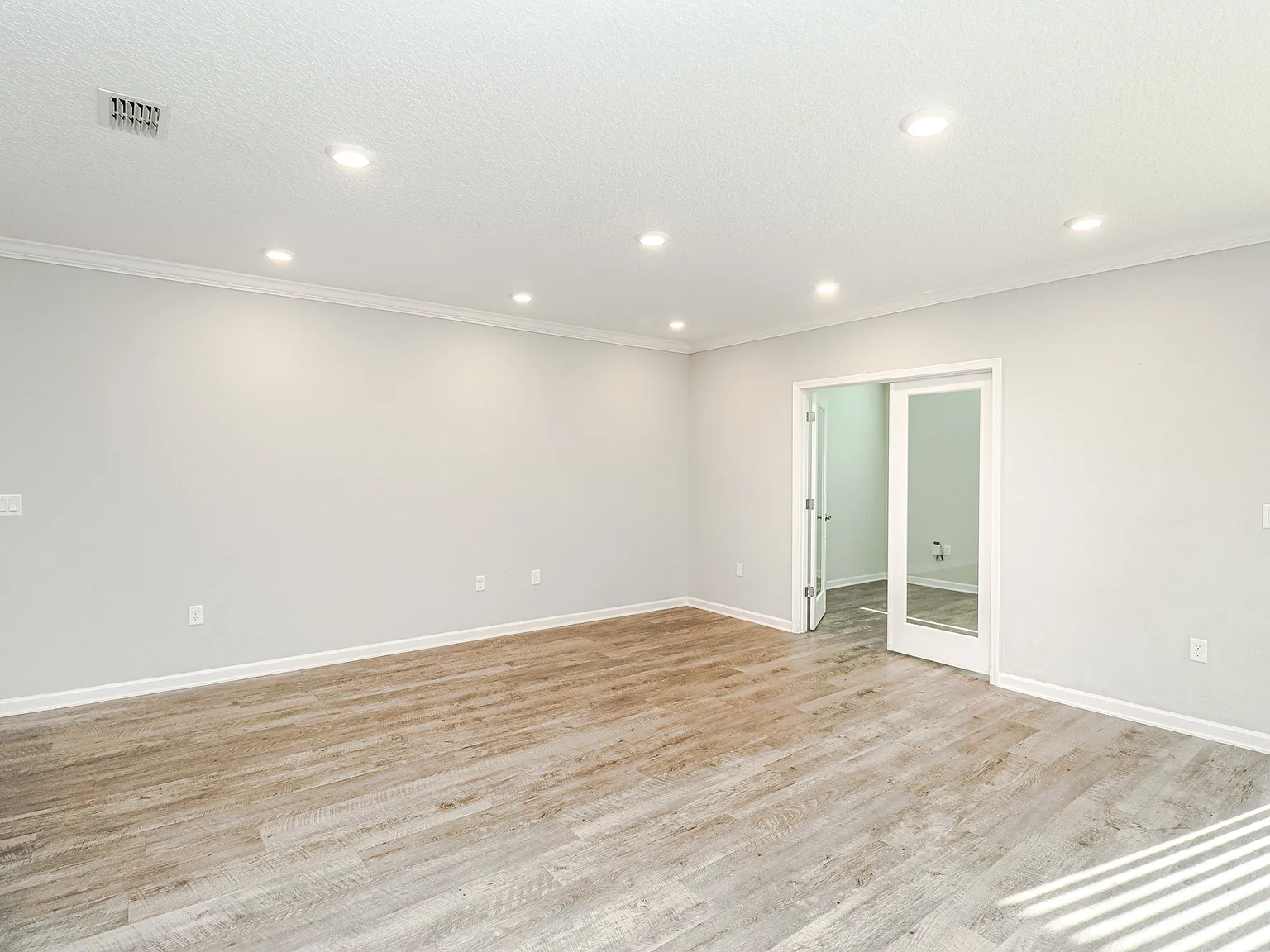 4 bed, 1988 sqft, $2,400 — Photo 3