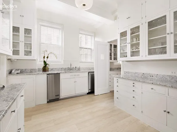 895 Park Avenue image 11 of 17