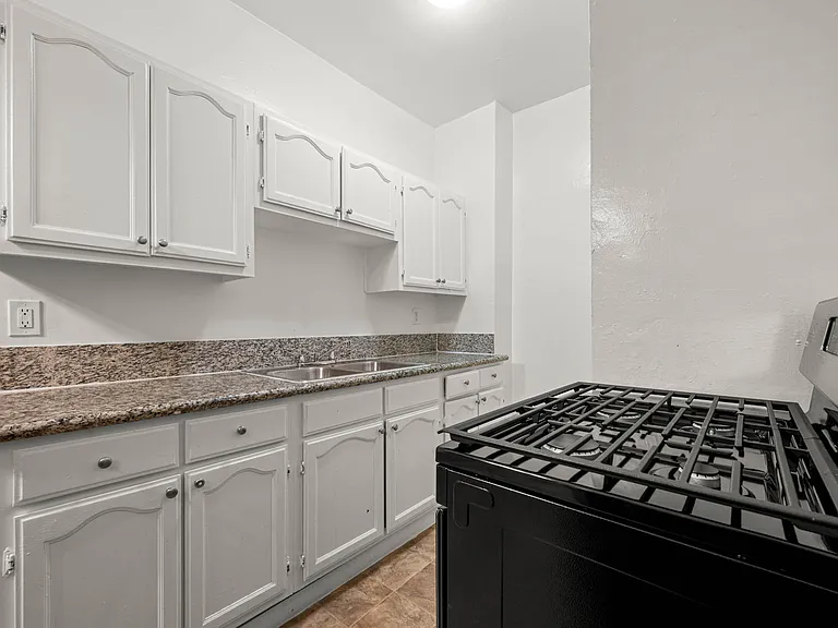 745 S Normandie — Photo 5
