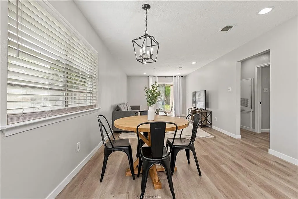 2 bed, 1250 sqft, $1,600 — Photo 2