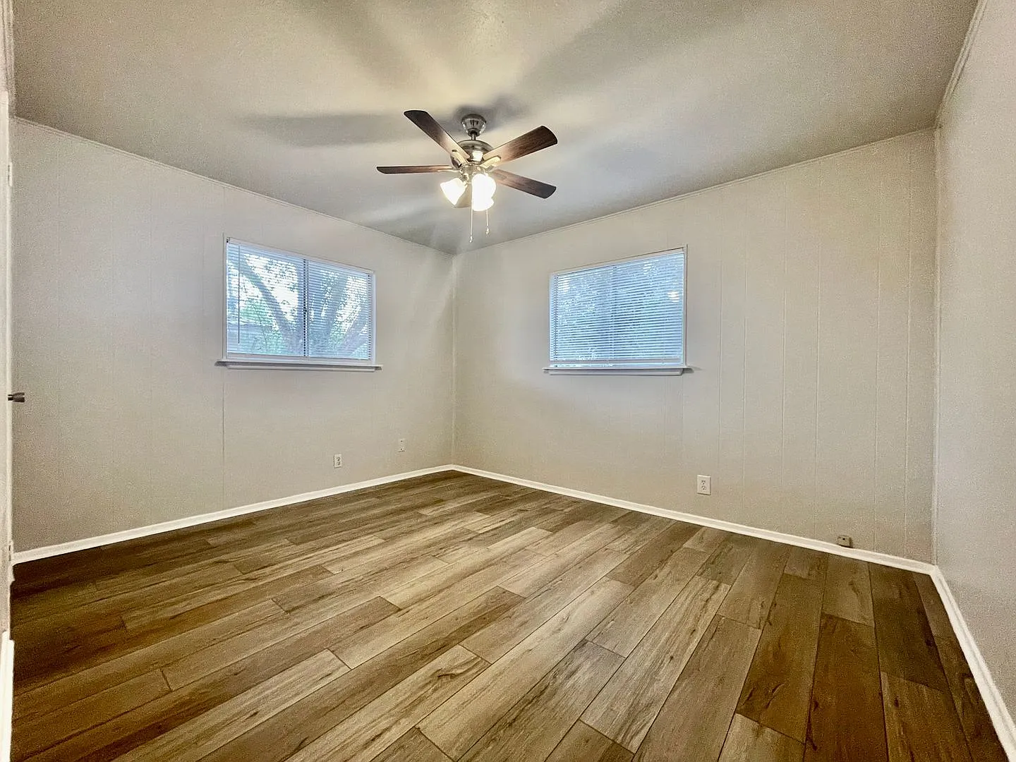 2 Bedroom / 1 Bathroom Duplex Unit with Washer/Dryer connections — Photo 4