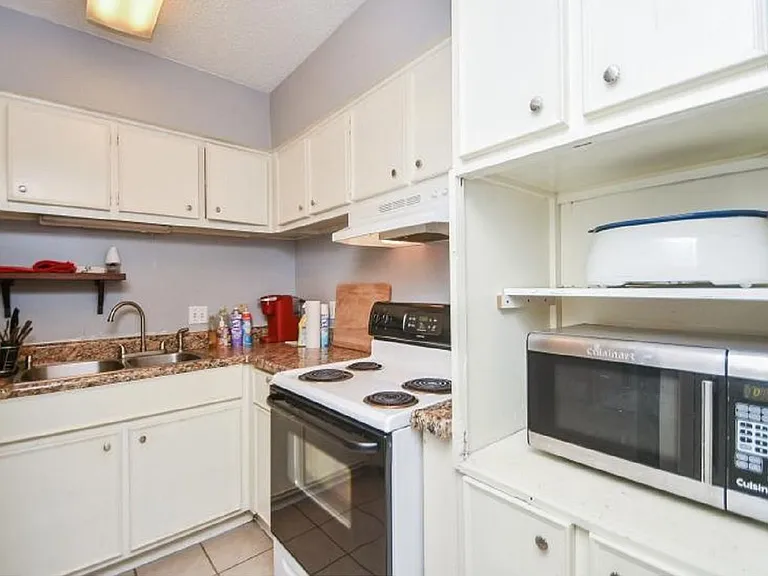 2700 Bellefontaine St #B9 — Photo 3