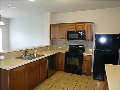 4 bed, 2.5 bath, 2469 sqft, $550 — Photo 4