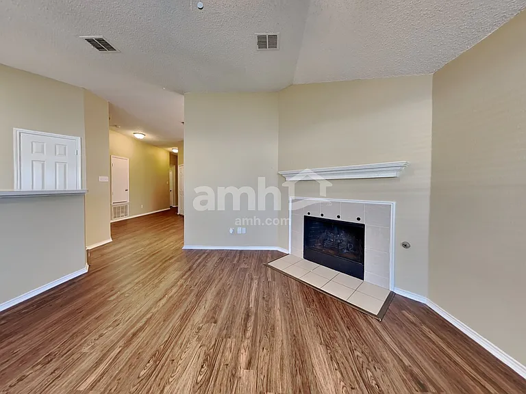 1024 Halifax Ln — Photo 7