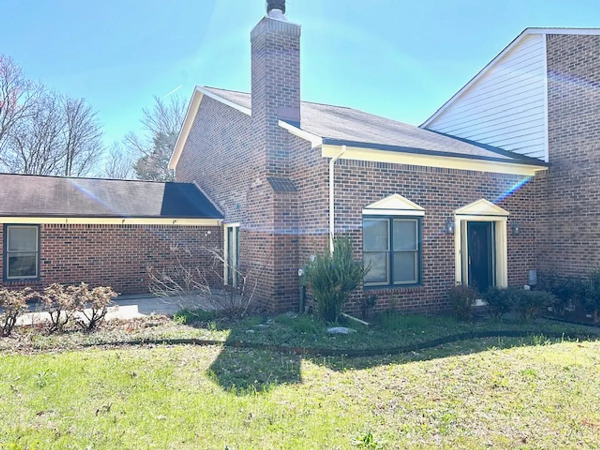 Building Photo - 122 W Lake Cir