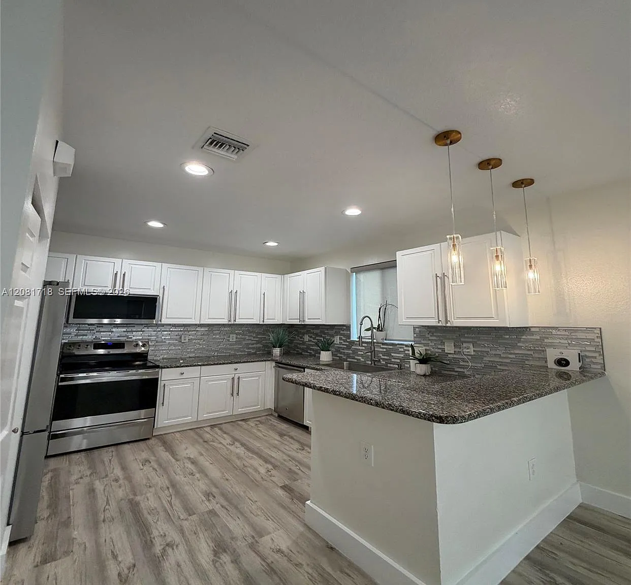 5 bed, 2905 sqft, $5,725 — Photo 3