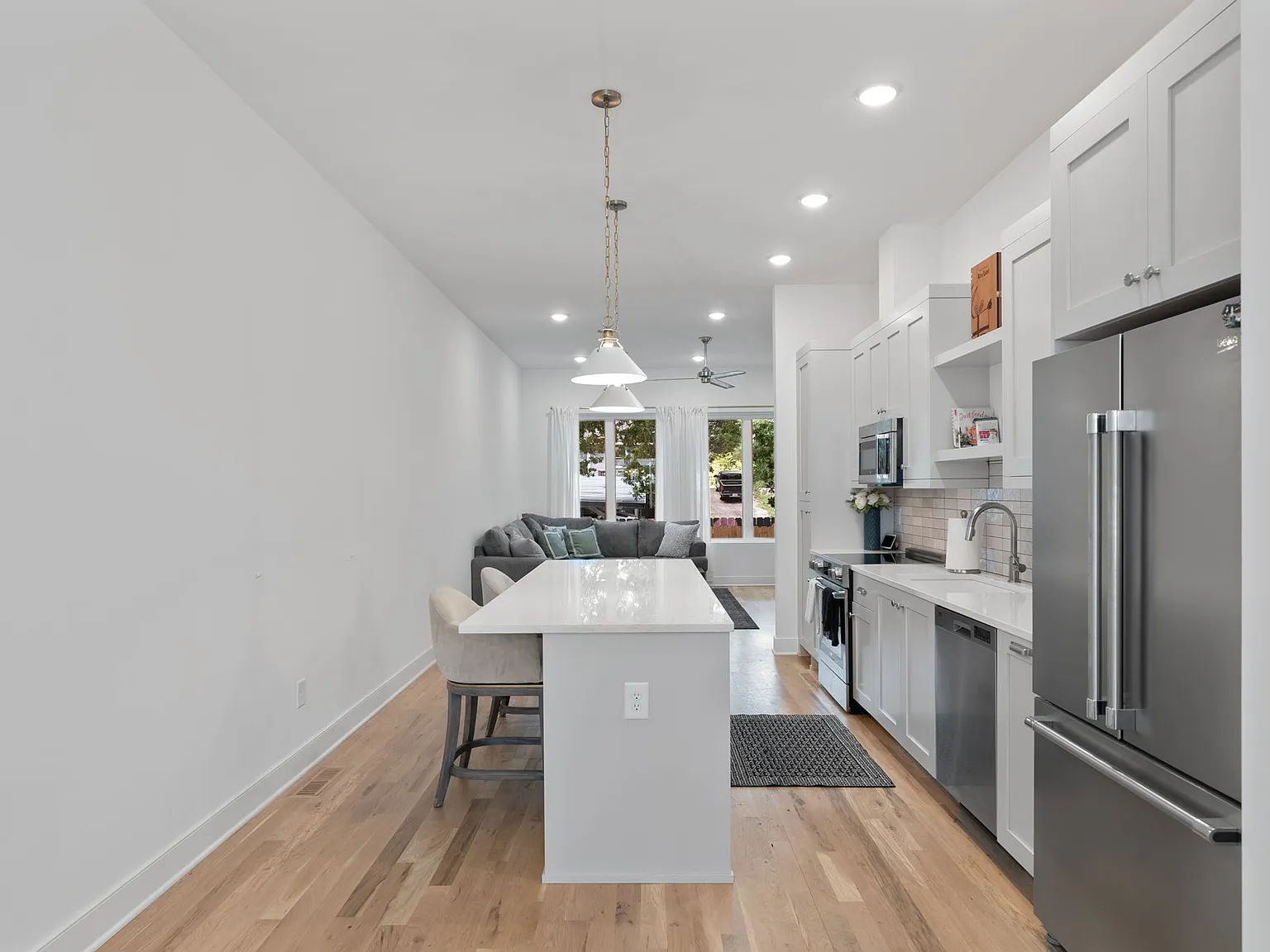 3 bed, 2.5 bath, 1732 sqft, $3,750 — Photo 2