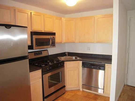 3rd image of 300 E 90th St