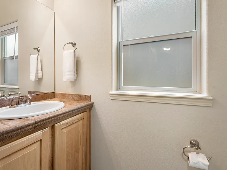 676 SE Gleneden Pl — Photo 15