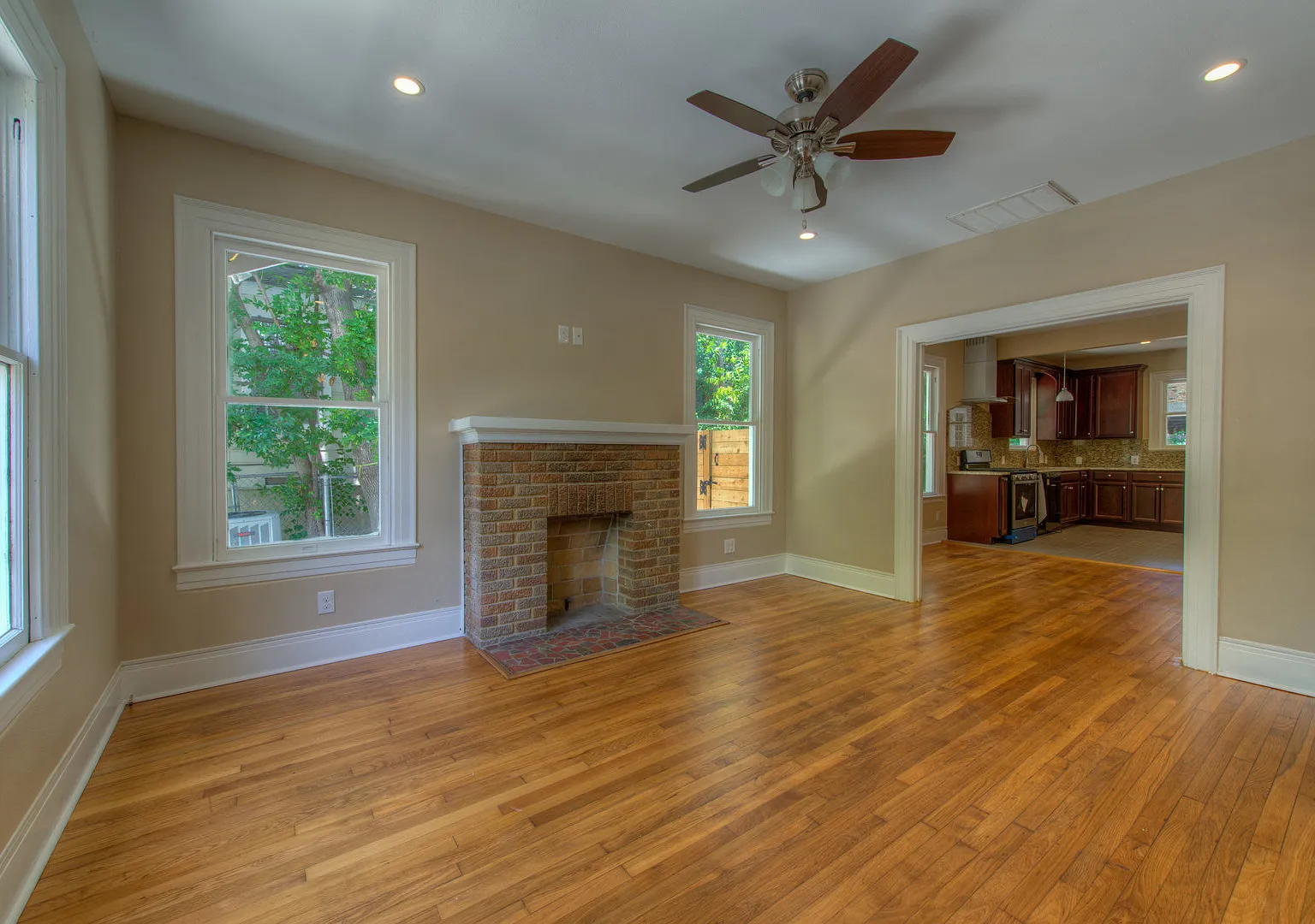 Ut Pre-Lease: 3 Br / 2 Ba Completely Remodel - North Campus - Big Backyard — Photo 3