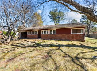 20 Stockton Rd, Kendall Park, NJ 08824