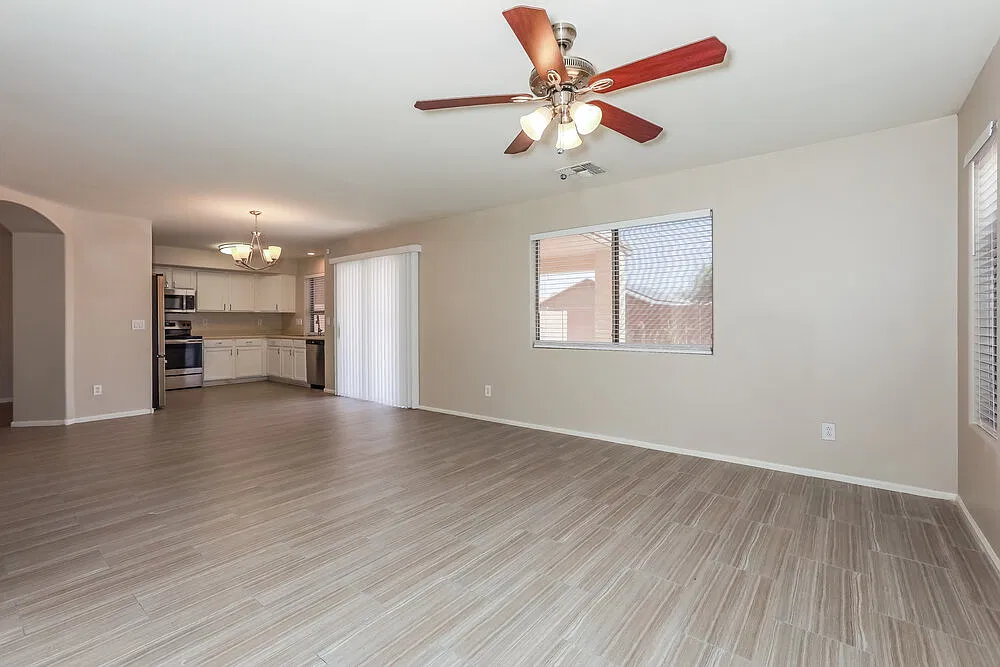 4 bed, 2.5 bath, 2294 sqft, $2,040 — Photo 4