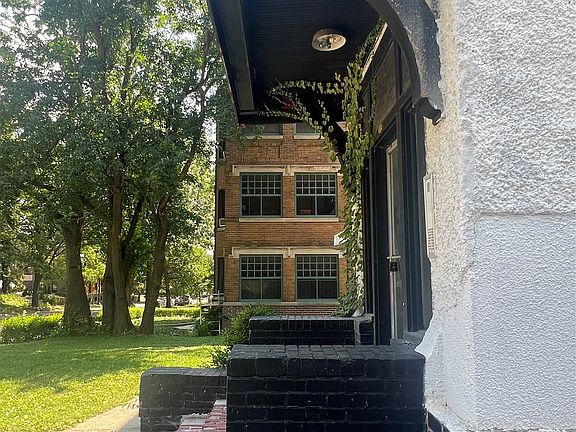 3rd image of 672 19th St