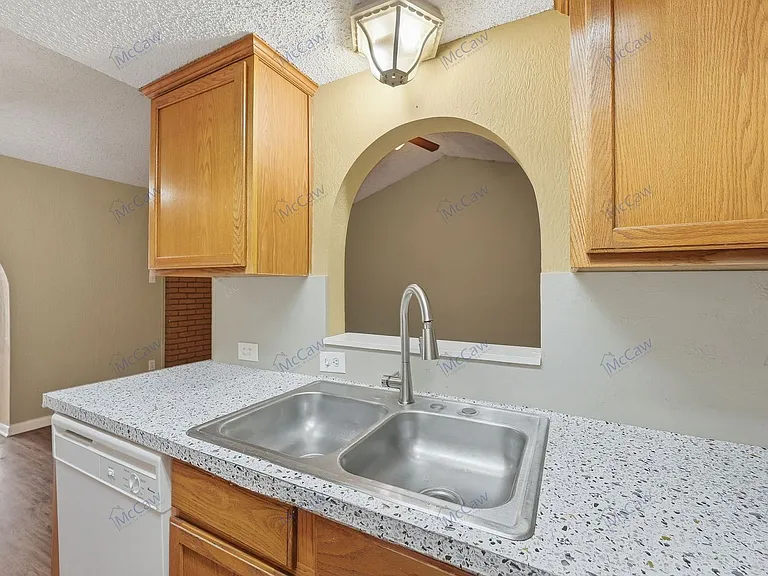 207 Evelyn St — Photo 6
