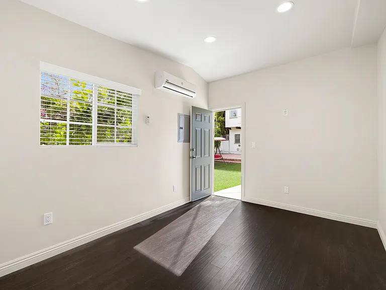 120 S Poinsettia Pl — Photo 21