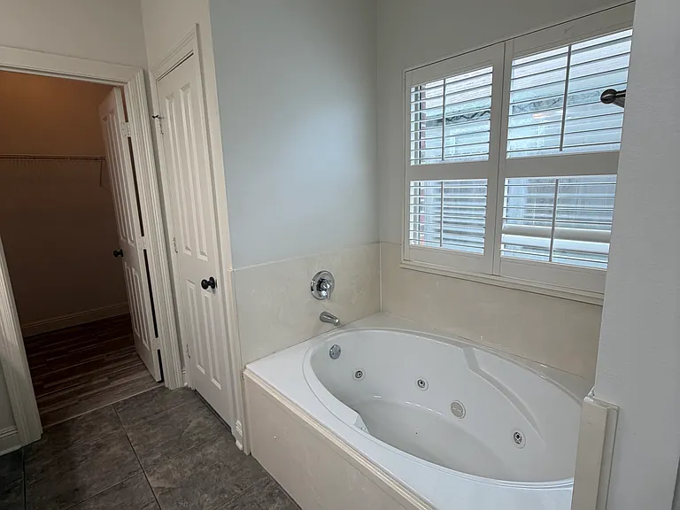 3001 Northbank Dr — Photo 37