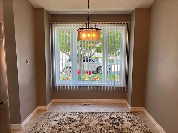 4th image of 9 Erie Glen Cres