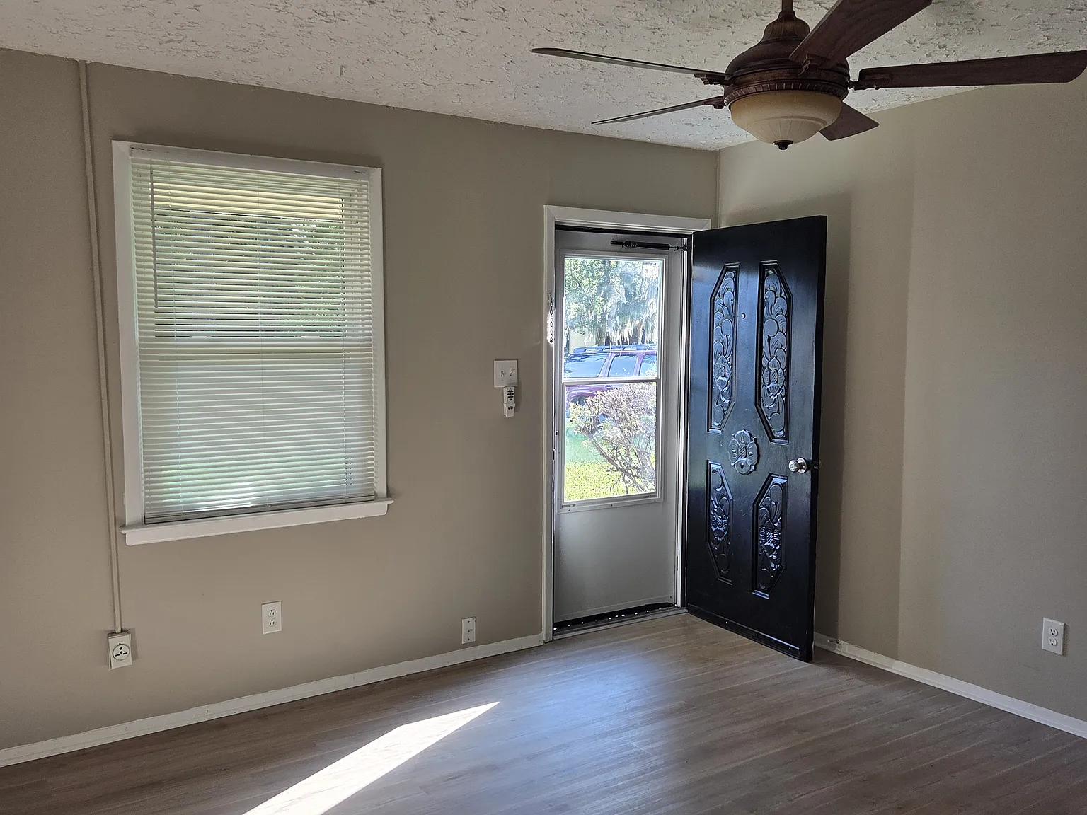 3 bed, 1185 sqft, $1,200 — Photo 2