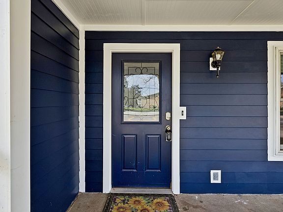 3rd image of 800 Del Rio Pike