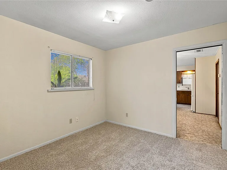 1829 Lesle Ln — Photo 9