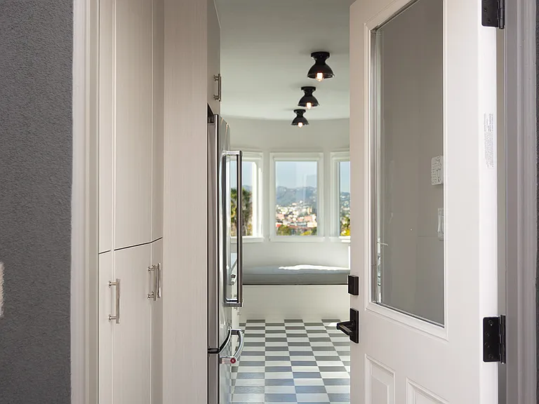 908 Hyperion Ave — Photo 12