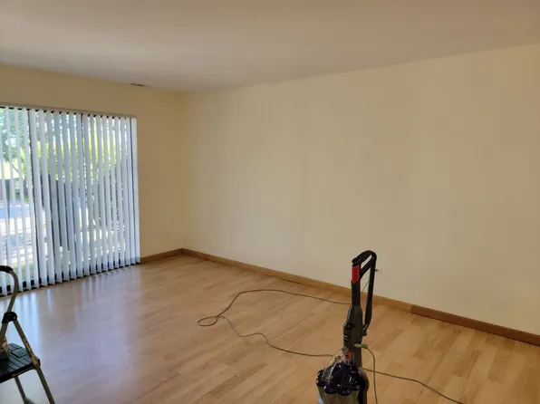 100 Castilian Ct #108, Glenview, IL 60025